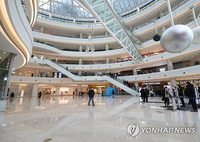 새해 첫 주말 맞이한 대형 쇼핑몰 (서울=연합뉴스) 류효림 기자 = 새해 첫 주말인 지난 3일 서울 시내 대형 쇼핑몰이 한산한 모습이다. [연합뉴스 자료사진]