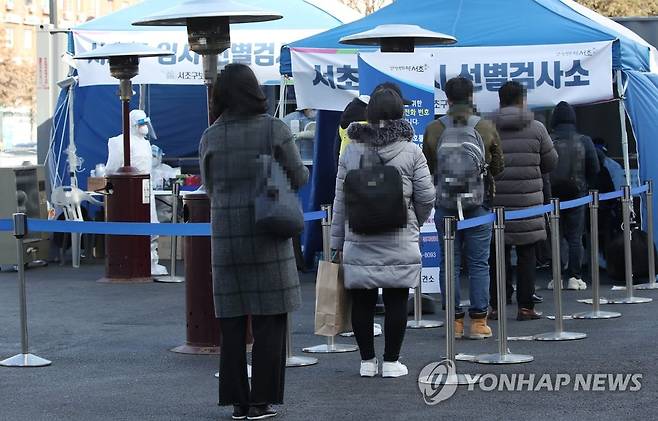 한파에도 선별검사소 찾은 시민들 (서울=연합뉴스) 김도훈 기자 = 절기상 소한인 5일 오후 서울 서초구 고속버스터미널 앞에 마련된 임시 선별검사소에서 시민들이 검체 검사를 받기 위해 대기하고 있다. 2021.1.5 superdoo82@yna.co.kr