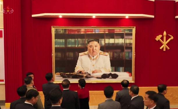 북한 김정은 위원장이 흰색 군복 차림에 원수 계급장을 단 사진이 6일 조선중앙TV 화면에 포착됐다. 김 위원장은 2012년 처음 군 원수 칭호를 받았으며, 그간 원수 계급장을 단 모습은 공개되지 않았다(사진=조선중앙TV 화면/연합뉴스).
