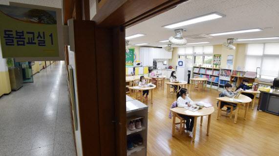 한 초등학교에서 긴급돌봄 서비스를 신청한 학생들이 EBS 방송을 보고 있다. (사진=뉴시스)
