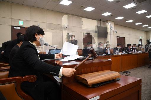 7일 오전 국회에서 열린 행정안전위원회의 ‘정인이 사건’과 관련한 긴급 현안질의에서는 경찰 초동 대응 미흡에 대한 여야 의원들의 질타가 이어졌다.(사진=연합뉴스)