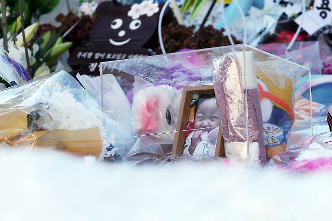 7일 오후 경기도 양평군 하이패밀리 안데르센 공원묘원에 양부모의 학대로 생후 16개월 만에 사망한 정인 양을 추모하며 시민들이 갖다 놓은 사진과 꽃 등이 놓여 있다. (사진=연합뉴스)