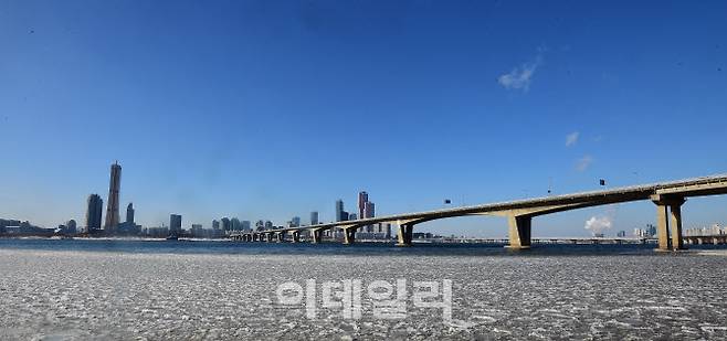 [이데일리 방인권 기자] 한반도를 덮친 북극발 한파로 서울에 3년 만에 한파경보가 내려진 7일 서울 원효대교 인근 한강에 얼음이 얼어 있다.