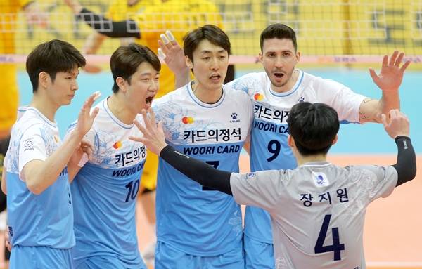 남자배구 우리카드 에이스 나경복(왼쪽에서 두 번째)이 18득점을 기록하며 OK금융그룹 잡고 상위권 싸움에 뛰어들었다. [사진=우리카드배구단 제공]