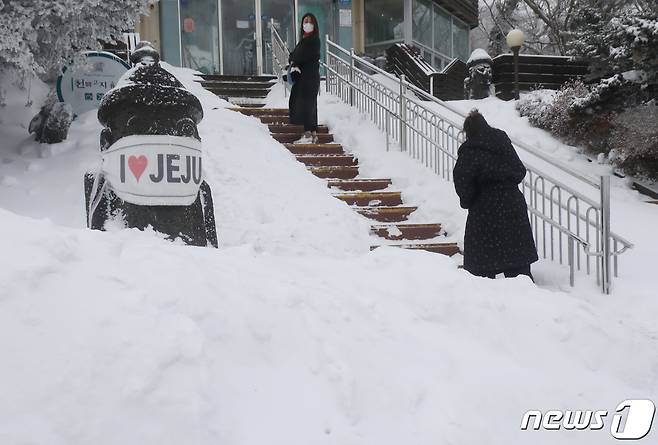 제주도에 첫 한파경보가 발효된 6일 오후 제주 한라산 1100고지 휴게소를 찾은 사람들이 겨울 정취를 즐기고 있다. 2021.1.6/뉴스1 © News1 오현지 기자