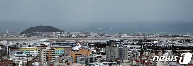 7일 오전 제주에 전날 밤사이 내린 눈과 타지역 기상상황으로 제주국제공항을 오가는 항공편 운항에 차질을 빚고 있다.사진은 제주국제공항 활주로.2021.1.7/뉴스1 © News1 오현지 기자