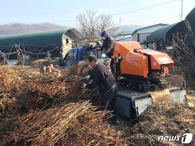 경기도내 한 농가에서 농업잔재물 파쇄기를 이용하고 있는 모습.(경기도청 제공)/© 뉴스1