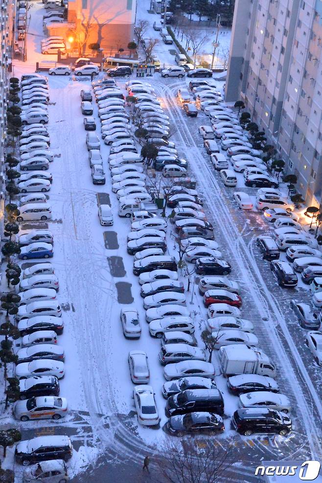 7일 경북 포항시 북구 장성동 아파트 주차장에 주차된 차량들이 밤새 내린 눈에 덮여있다. 밤사이 내린 눈이 영하의 날씨에 얼어붙으면서 출근길 극심한 정체가 예상된다. 2021.1.7/뉴스1 © News1 최창호 기자