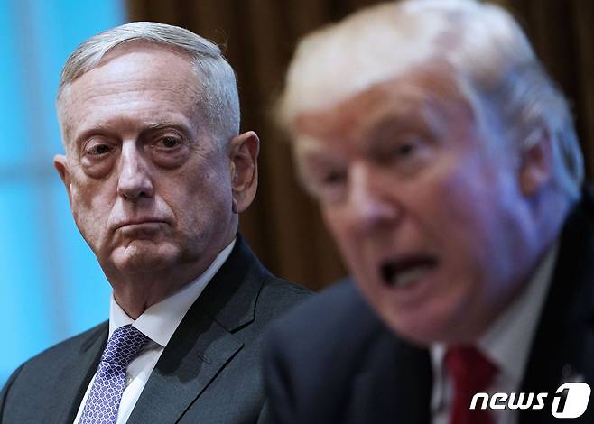 제임스 매티스 전 미국 국방장관(왼쪽) © AFP=뉴스1
