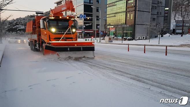 당진 시내 제설 작업 중인 모습© 뉴스1