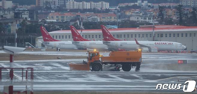 7일 오전 제주국제공항 활주로에서 제설 작업이 진행되고 있다. 이날 오전 6시30분 기준 현재 제주도 산지에는 대설·한파경보, 나머지 지역에는 대설주의보가 발효 중이다.2021.1.7 /뉴스1 © News1 오현지 기자