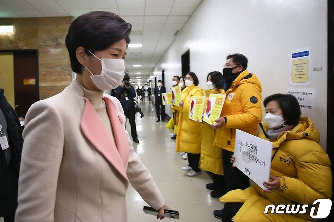 백혜련 법사위 법안심사소위원장이 7일 서울 여의도 국회에서 열린 법사위소위 회의장 앞에서 피켓을 들고 온전한 중대재해기업처벌법 제정을 촉구하는 강은미 정의당 원내대표와 의원들을 지나 회의장으로 향하고 있다. 2021.1.7/뉴스1 © News1 박세연 기자