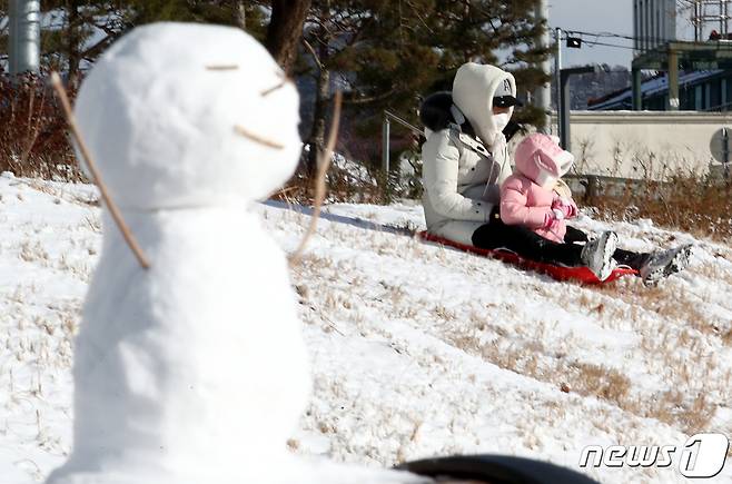 대전지역에 많은 양의 눈이 내린 가운데 7일 오후 대전 중구 복수동 유등천 일원에서 시민들이 눈썰매를 타고 있다. 2021.1.7/뉴스1 © News1 김기태 기자