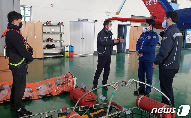 7일 오후 2시 서승진 남해해경청장(왼쪽에서 2번째)이 김해 부산항공대를 방문해 시설과 장비운영 현황을 점검하고 있다.(남해지방해양경찰청 제공)© 뉴스1