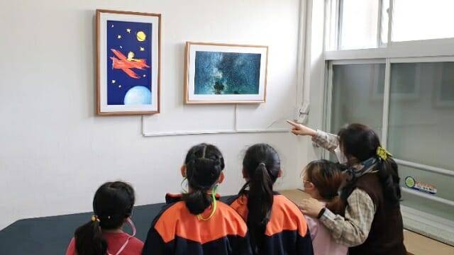 부산 죽성초교에 전시된 뮤럴 디지털 액자. (사진=넷기어코리아)