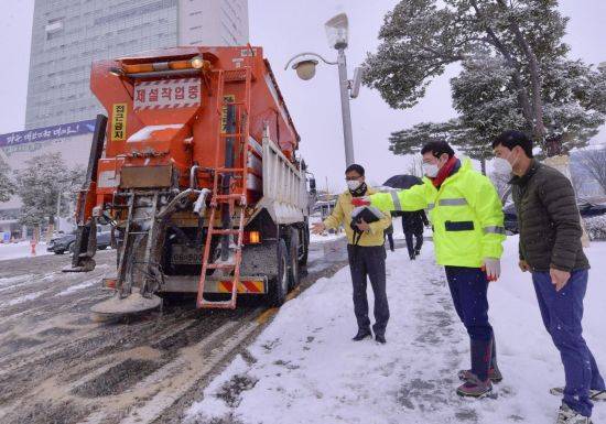 이용섭 광주광역시장이 대설경보가 발효된 7일 오전 종합건설본부 제설차량을 타고 도심 도로의 제설상황을 점검한 뒤 제설장비를 살펴보고 있다. 사진=광주광역시 제공