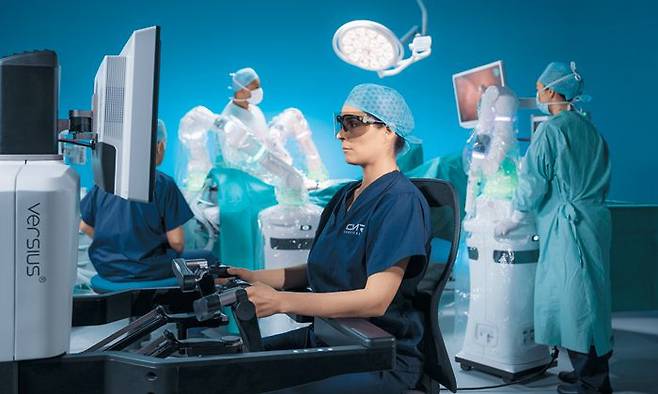 의료진이 영국 CMR서지컬의 로봇 '베르시우스'를 이용해 수술하고 있다. 팔이 3개 달린 베르시우스는 아주 작은 구멍만 있으면 환자 몸속을 3차원 영상으로 재구성해 보여주며 수술을 진행할 수 있다. /CMR서지컬