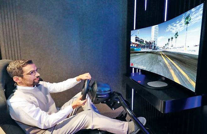 LG디스플레이가 올해 CES에서 최초 공개하는 48인치 크기 벤더블(구부러지는) CSO 디스플레이. /LG디스플레이