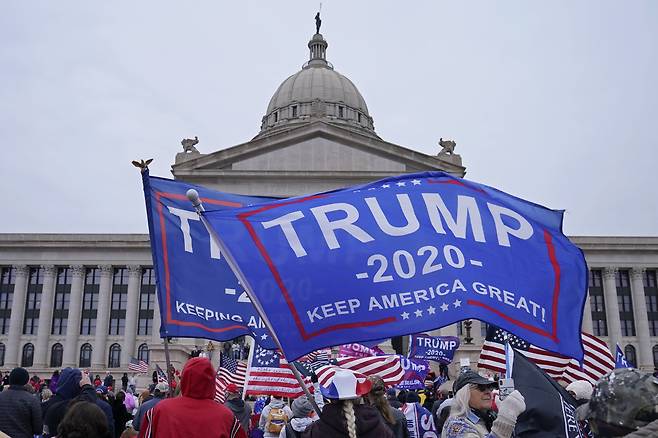 6일(현지 시각) 미국 오클라호마주에서 도널드 트럼프 미 대통령의 지지자들이 시위를 벌이고 있다. /AP 연합뉴스