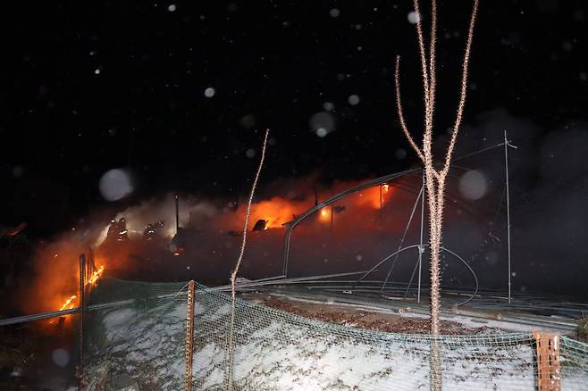 60대 남성이 헤어지자는 여자친구의 말에 화가나 경기 가평군의 한 전원주택에 불을 지르는 사고가 발생했다. 사진은 지난 6일 불이난 가평 전원주택 모습. /가평소방서