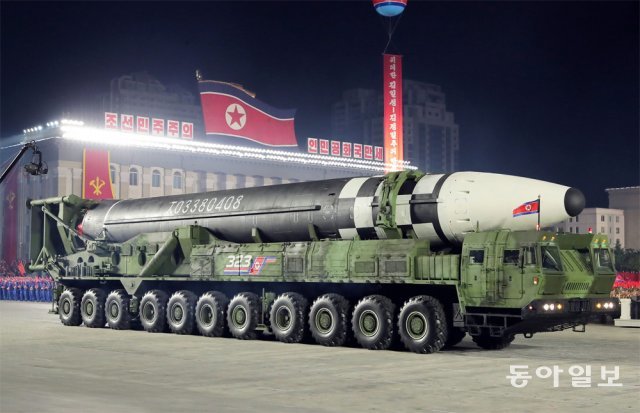 북한이 지난해 10월 공개한 11축 이동식발사차량(TEL)에 실린 신형 대륙간탄도미사일(ICBM). 북한은 이런 ICBM과 핵탄두를 자강도 만포에 숨긴 것으로 알려졌다. 동아일보DB