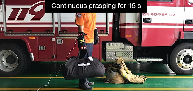 로봇 장갑을 끼면&nbsp;무게 15kg의 짐을 15초 간 계속 들고 있어도 손에 무리가 가지 않는다.&nbsp;서울대 제공