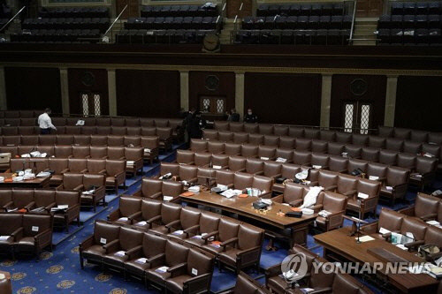 트럼프 지지 시위대 난입으로 의원들 긴급 대피후 텅빈 미 의사당 [AP=연합뉴스]