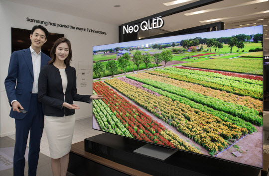 삼성전자 모델이 수원 삼성 디지털시티에서 2021년 신제품 네오 QLED TV를 소개하고 있다. <삼성전자 제공>