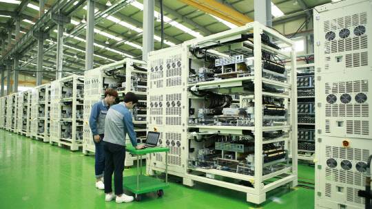 피앤이솔루션 직원들이 이차전지 장비 성능을 점검하고 있다. 피앤이솔루션 제공