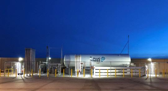 미국 수소에너지 업체인 플러그파워의 수소 충전기에 수소를 주입하는 모습. SK㈜와 SK E&S는 각각 8000억원씩 투자해 플러그파워사의 지분 9.9%를 확보, 최대주주로 올라갔다고 7일 밝혔다. <SK 제공>
