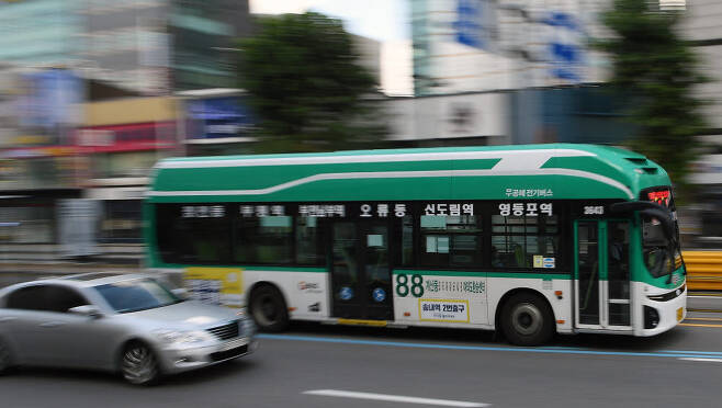 서울 경인로를 운행 중인 노선용 전기버스.