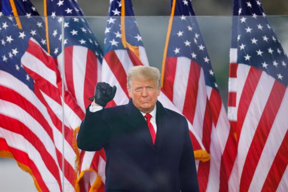 U.S. President Donald Trump makes a fist during a rally to contest the certification of the 2020 U.S. presidential election results by the U.S. Congress, in Washington, U.S, January 6, 2021. REUTERS/Jim Bourg /REUTERS/뉴스1 /사진=뉴스1 외신화상