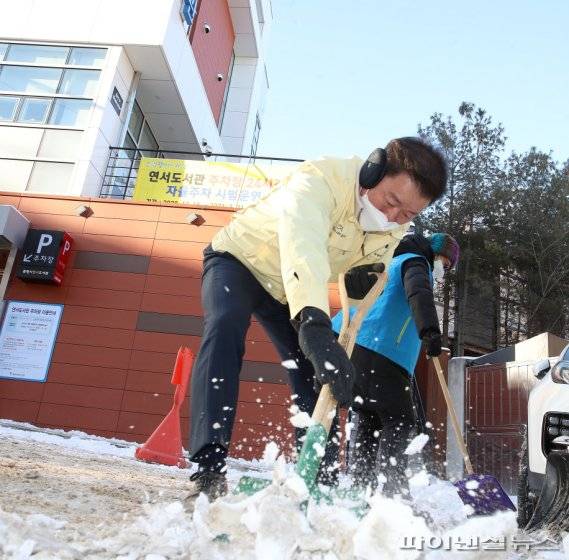 박승원 광명시장 7일 연서도서관 앞 제설작업 동참. 사진제공=광명시