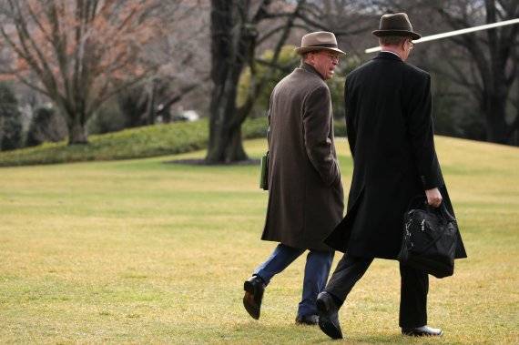 믹 멀베이니 현 북아일랜드 주재 미국 특사(왼쪽)가 백악관 비서실장 시절이었던 지난해 2월7일(현지시간) 한 참모와 도널드 트럼프 대통령의 노스케롤라이나 방문에 합류하기 위해 걸어가고 있다.로이터뉴스1