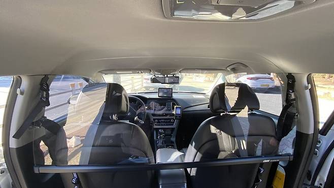 비말 차단 칸막이가 설치된 택시. 제천시는 예산 7029만원을 들여 제천시에 등록된 모든 택시(639대)에 비말 차단 칸막이를 설치했다. 제천시 제공