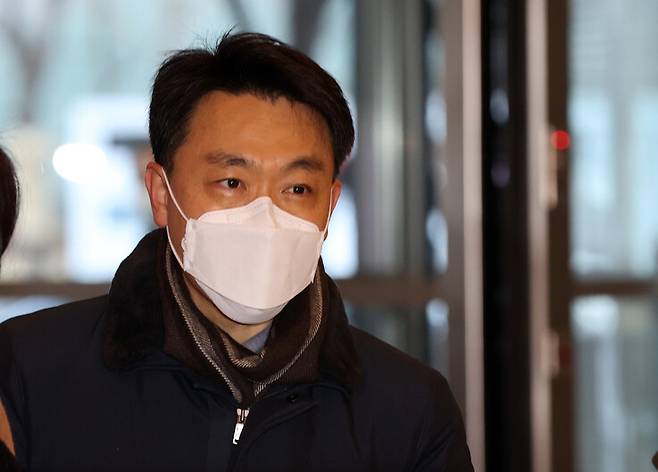 김진욱 초대 고위공직자범죄수사처(공수처) 처장 후보자가 7일 오전 서울 종로구 인사청문회 준비 사무실로 출근하며 취재진의 질문에 답하고 있다. 연합뉴스
