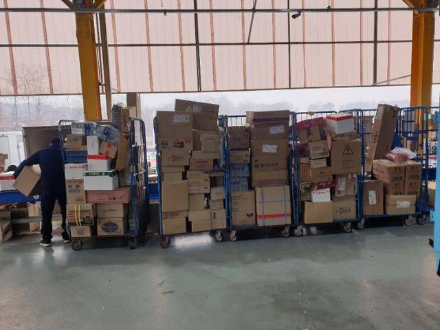 까대기 작업이 다 끝난 뒤 미처 화물차에 싣지 못한 짐들이 롤테이너(RT)에 쌓여 있다. 택배기사들은 일단 배송을 나갔다가 중간에 돌아와 나머지 짐들을 다시 싣고 또 배송을 하는 '2회전' 배송을 해야 한다. 윤태석 기자 sportic@hankookilbo.com