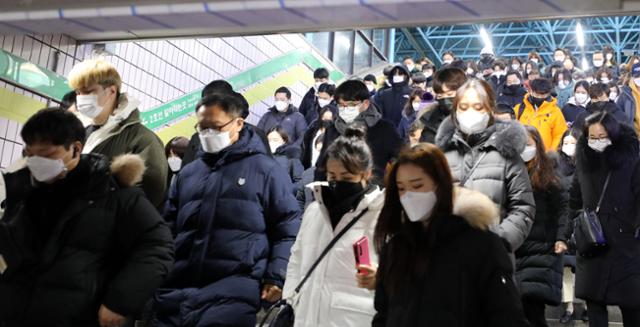 밤 사이에 많은 눈이 내리고 전국 대부분 지역에 한파특보가 내려진 7일 오전 서울 구로구 신도림역에서 시민들이 출근길을 재촉하고 있다. 뉴시스