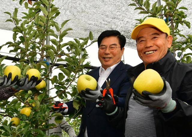 장성의 특산물인 황금사과를 유두석(완쪽) 장성군수가 자랑하고 있다. 장성군 제공