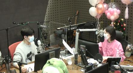 폴킴(왼쪽)이 KBS 쿨FM '강한나의 볼륨을 높여요'에서 입담을 뽐냈다. 보이는 라디오 캡처
