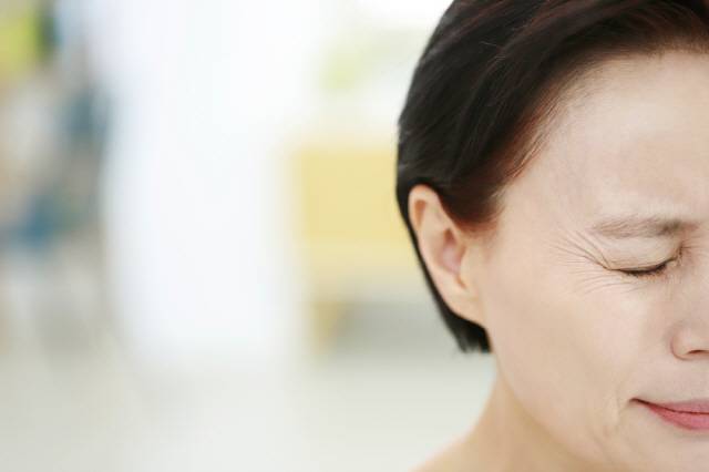 시신경척수염은 시력이 급격히 저하되면서 구토, 딸꾹질, 오심을 동반하기도 한다./사진=클립아트코리아