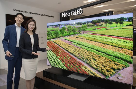 삼성전자 모델들이 수원 삼성 디지털시티에서 2021년 신제품 '네오 QLED TV'를 소개하고 있다. 삼성전자 제공