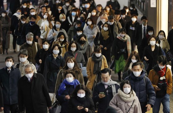 일본에서 신종 코로나바이러스 감염증(코로나19)이 확산하는 가운데 지난달 14일 도쿄 신주쿠(新宿)역 근처가 행인들로 붐비고 있다.