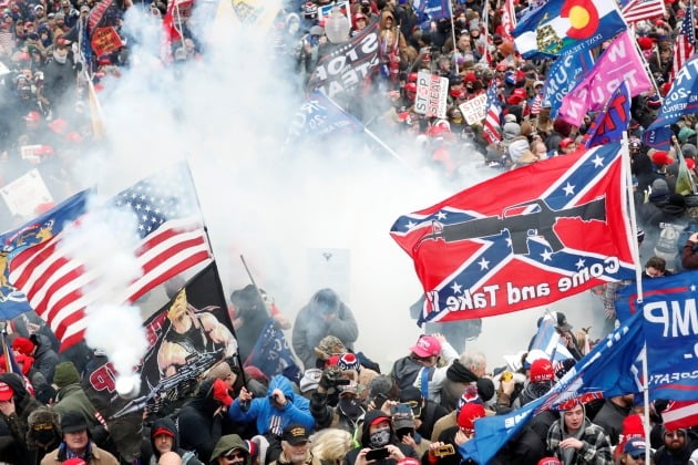 트럼프 지지자들이 깃발을 흔들고 있다. [사진=로이터 연합뉴스]