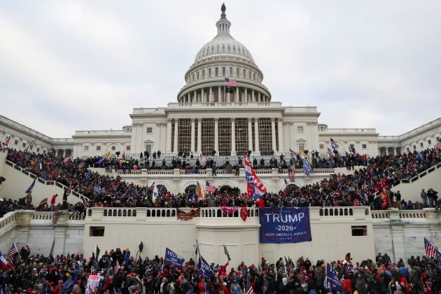 미국 의회의사당을 완전히 점령한 트럼프 지지자들 [사진=로이터 연합뉴스]