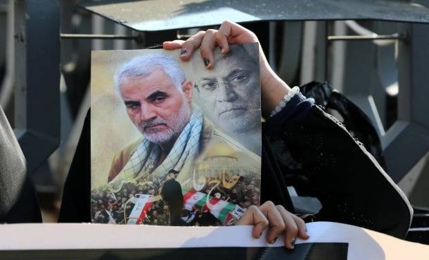 이라크 수도 바그다드에서 열린 집회에서 한 여성이 솔레이마니 사진을 들어 보이고 있다. /사진=연합뉴스