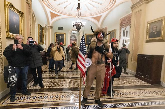 트럼프 지지자들이 6일(현지시간) 미국 워싱턴 연방의회 의사당에 난입해 대선 결과가 사기라고 소리치고 있다. 워싱턴|AP연합뉴스