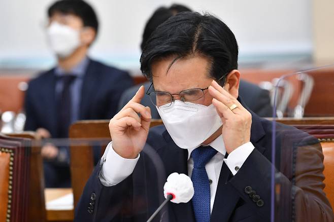 김창룡 경찰청장이 7일 국회 행정안전위원회 전체회의에서 열린 ‘정인이 사건’ 긴급 현안질의에서 안경을 바로 쓰고 있다. 연합뉴스