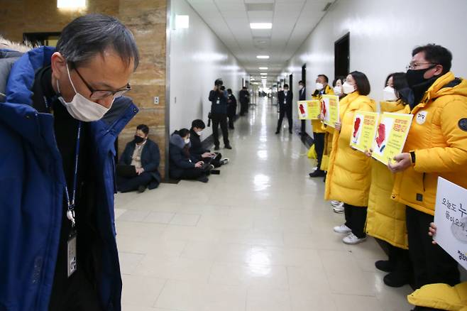 고개 숙이고 지나가는 박주민 민주당 의원 박주민 더불어민주당 의원(왼쪽)이 7일 국회에서 중대재해기업처벌법을 후퇴한 내용으로 합의했다고 민주당과 국민의힘을 규탄하는 정의당 의원들 앞을 지나가고 있다. 국회사진기자단