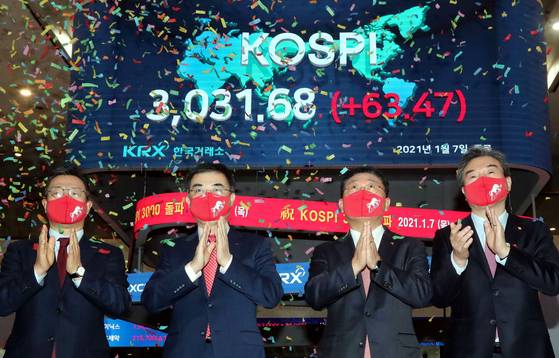 From left, Korea Investment and Securities CEO Jung Il-mun, Korea Exchange CEO Sohn Byung-doo, Korea Financial Investment Association CEO Na Jae-chul and BooKook Securities CEO Park Hyeon-chul celebrate the Korean benchmark stock index Kospi closing above 3,000 for the first time at the Korea Exchange office in Yeouido, western Seoul, on Thursday. [YONHAP]